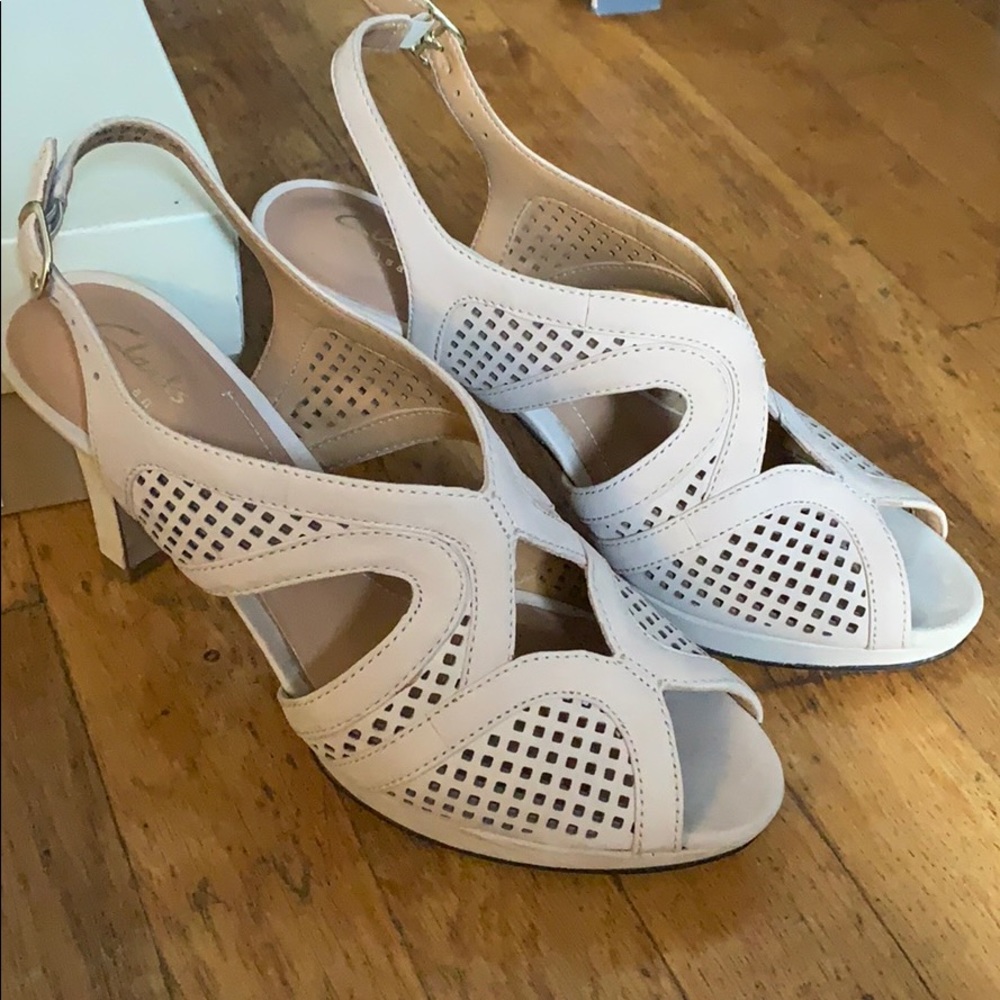 Clarks Delsie Grace Light Tan Peeptoe Heels Sz 7.5